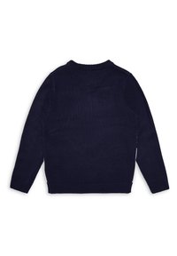 Marineblå strikket sweater med rund halsudskæring og lange ærmer. Har ribbede manchetter og kant, samt en glat tekstur uden synlige mønstre.