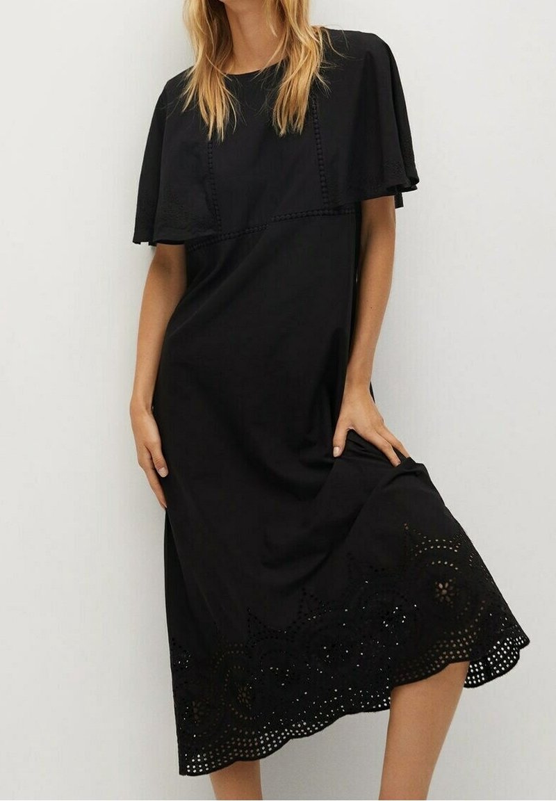 Schwarzes Kleid mit einem geschichteten Cape-Design, das bestickte Ausschnittdetails am Saum und eine lässige Silhouette bietet.