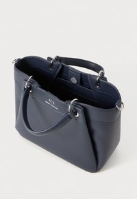 Borsa a mano in pelle blu navy con superficie texturizzata, manici arrotondati e accessori in argento. Presenta una chiusura magnetica e scomparti interni.