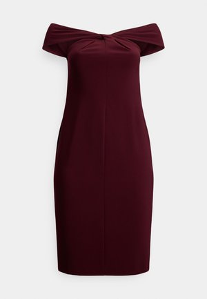 Vestido burdeos de hombros descubiertos hecho de tela suave, con pliegues en el busto y una silueta ajustada, que termina por encima de la rodilla.