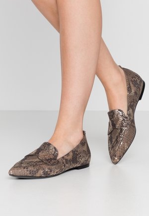 Strukturierte flache Schuhe in einem braunen und beigen Schlangenprint, mit einer spitzen Zehe und dekorativem Klappdetail an der Vorderseite. Gummisohle.