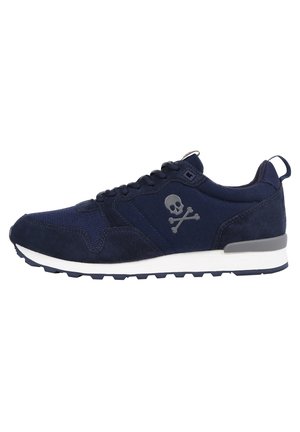 Marineblauwe sneakers van suede en mesh, met een doodskop en gekruiste botten ontwerp, een witte zool en gestructureerde veters.