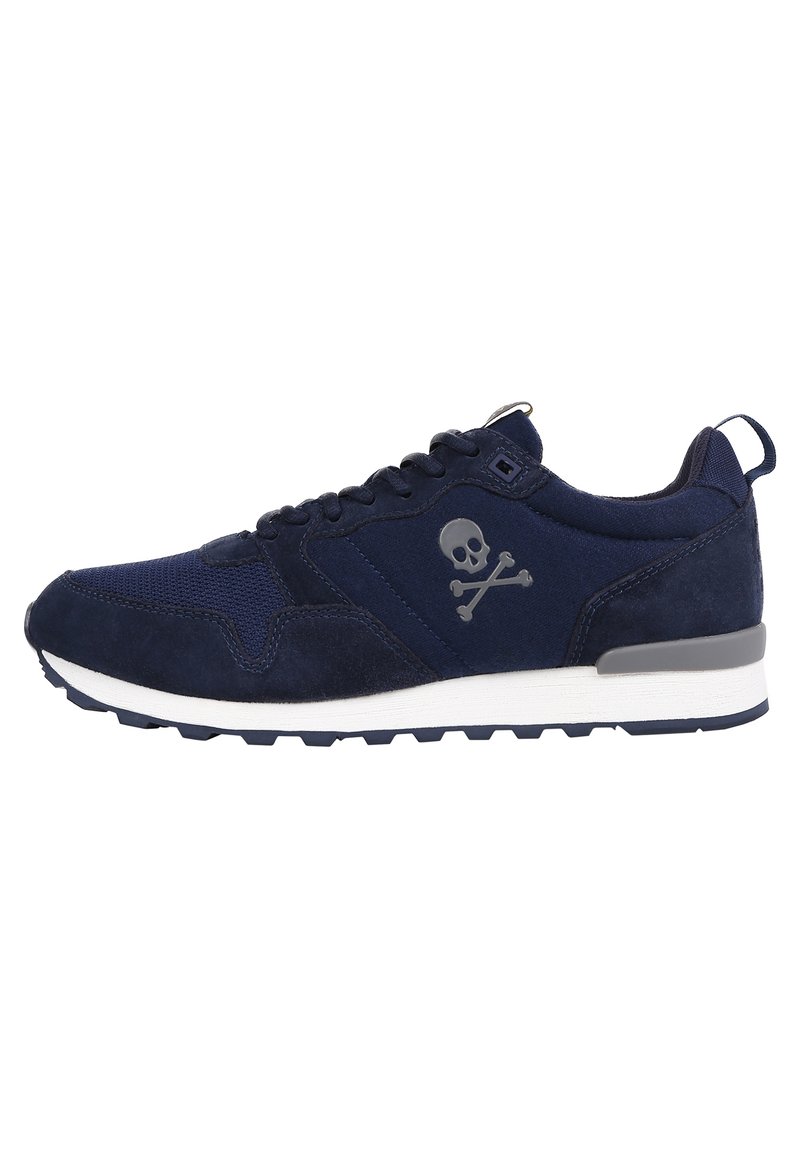 Marineblauwe sneakers van suede en mesh, met een doodskop en gekruiste botten ontwerp, een witte zool en gestructureerde veters.
