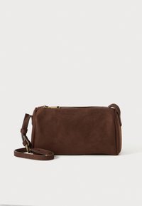 Borsa in suede marrone con chiusura a zip e tracolla staccabile, forma rettangolare, texture morbida, con dettagli di cucitura discreti.