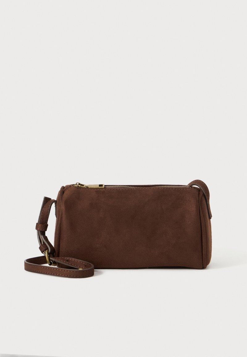 Borsa in suede marrone con chiusura a zip e tracolla staccabile, forma rettangolare, texture morbida, con dettagli di cucitura discreti.