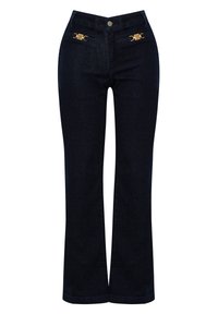 Vaqueros de denim azul oscuro con un corte clásico, que presentan dos acentos dorados en los bolsillos delanteros y un corte de pierna recta.