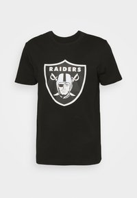 Camiseta de algodón negra con un gran logo blanco de los Raiders en forma de escudo y un gráfico de una figura con casco en el centro.