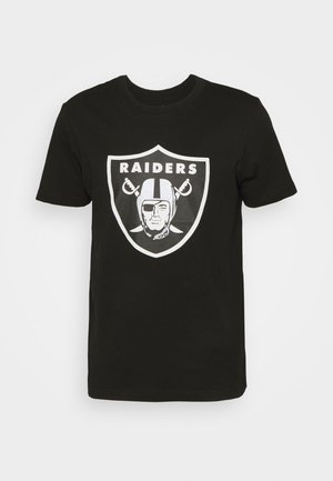 Camiseta de algodón negra con un gran logo blanco de los Raiders en forma de escudo y un gráfico de una figura con casco en el centro.