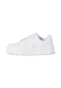 Witte low-top sneaker met vetersluiting, geperforeerde details en logo van Champion aan de zijkant en op de hiel, tegen een witte achtergrond.