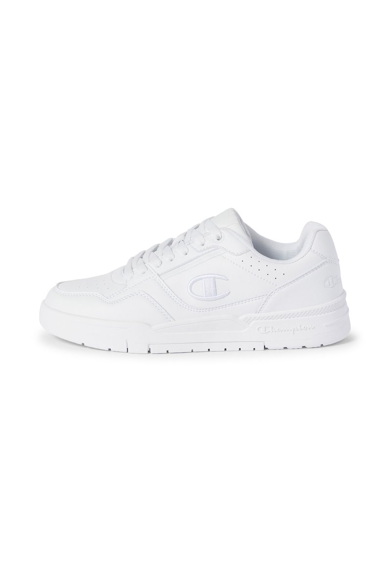 Witte low-top sneaker met vetersluiting, geperforeerde details en logo van Champion aan de zijkant en op de hiel, tegen een witte achtergrond.
