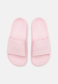 Lyserøde slidesandaler lavet af glat plast; har et struktureret strop med prægede "Levi's" logo. Åben tå-design muliggør åndbarhed.