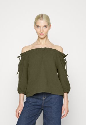 Blusa verde-oliva sem alças com decote franzido, mangas longas tipo balão e laços nas mangas. Tecido texturizado, corte descontraído.