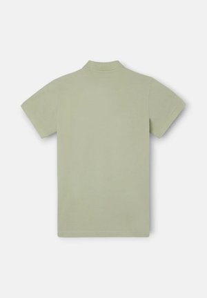 Polo de manga corta de color verde claro visto desde atrás con cuello clásico y dobladillo recto sobre un fondo blanco.