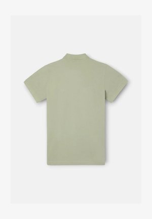 Polo de manga corta de color verde claro visto desde atrás con cuello clásico y dobladillo recto sobre un fondo blanco.