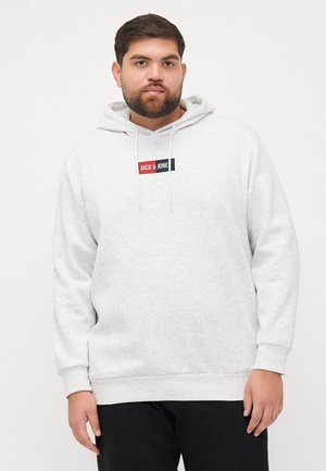 Szara bluza z kapturem wykonana z mieszanki bawełny. Posiada przednią kieszeń typu kangur, ściągacze przy mankietach oraz graficzne logo w kolorze czerwonym i niebieskim.