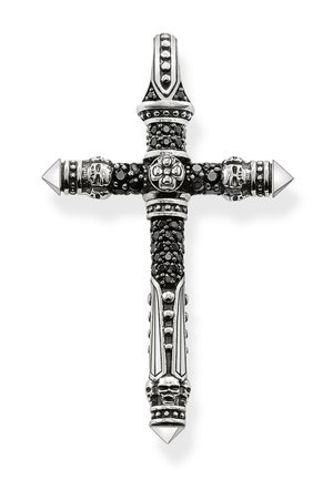 Pendente a croce argento e nero decorato con pietre nere, teschi sulle braccia orizzontali, un fiore al centro e punte appuntite.