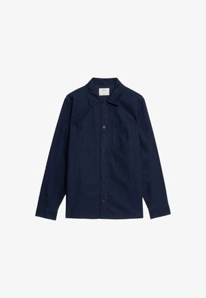 Námořnická košile s knoflíky, límcem, dvěma předními kapsami a dlouhými rukávy. Vyrobena z látky s hladkým povrchem. Jednoduchý design, bez vzorů.