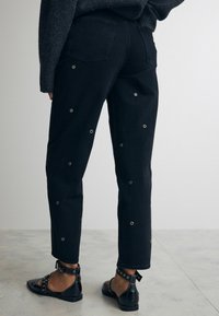Next EYELET DETAIL BARREL TALL - Sirgete säärtega teksad - washed black