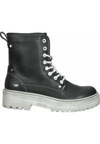 Botín negro de cuero hasta el tobillo con cordones blancos, parte superior texturizada, cuello acolchado y una gruesa suela de goma gris con un dibujo en la banda de rodadura.