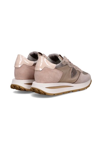 Sneakers da donna in suede rosa chiaro e taupe, con dettagli lucidi, suola ammortizzata e design arrotondato con un motivo texturizzato.