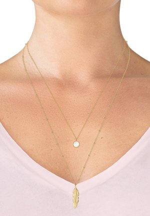 Colliers dorés à deux couches avec un pendentif rond et un charme en forme de feuille, présentant une chaîne délicate agrémentée de perles rondes.