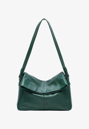 Groene leren schoudertas met een zacht, slungelig ontwerp, voorzien van een overslag bovenkant en een verstelbare riem. Gladde textuur met minimale branding.