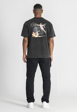 HERESY ACID WASH - Camiseta estampada - black