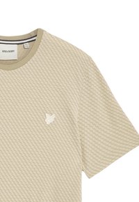 Helles beige gestricktes T-Shirt mit einem strukturierten Muster, rundem Halsausschnitt und einem kleinen weißen gestickten Logo eines Schmetterlings auf der linken Brust.