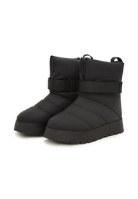 Crne podstavljene čizme od glatkog materijala, s širokom trakom oko zapešća, zaobljenim prstom i debelim gumenenim đonom s teksturom za bolji grip.