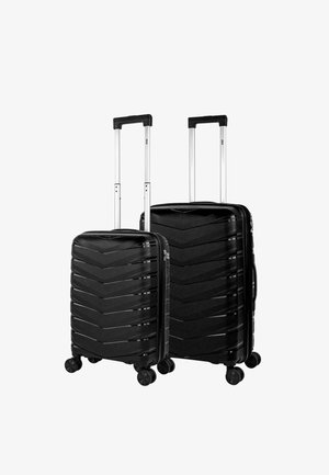 Dos maletas negras rígidas con cuatro ruedas y asas telescópicas plateadas extendidas, una más pequeña y una más grande.