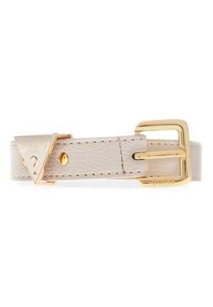 Beige gestructureerde leren riem met goudkleurige gesp en een driehoekige gouden logo-plaat gegraveerd met "GUESS" op een witte achtergrond.