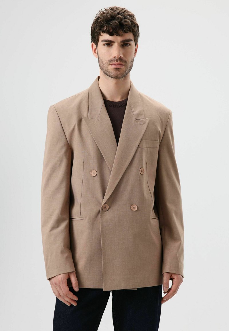 Manteau droit et croisé à boutons - Beige