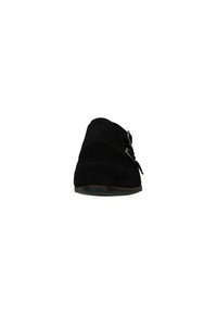 Zwarte suede schoen met een ronde neus en twee decoratieve bandjes met gespen. De zool is plat, wat zorgt voor een casual ontwerp.