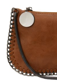 Brun læder clutch med kædelink og vævet detalje, med et metallisk rundt mærke og lynlåslukning langs den øverste kant.
