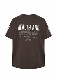 T-shirt marron foncé avec texte blanc au dos indiquant "HEALTH AND wellness" et texte plus petit "NYC - FIFTH AVENUE 00981. 1998"