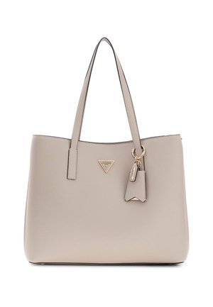 Beige Leder Guess Tote-Tasche mit doppelten Schulterriemen, dreieckiger Logoplakette und hängendem Anhängerdetail auf der Vorderseite.