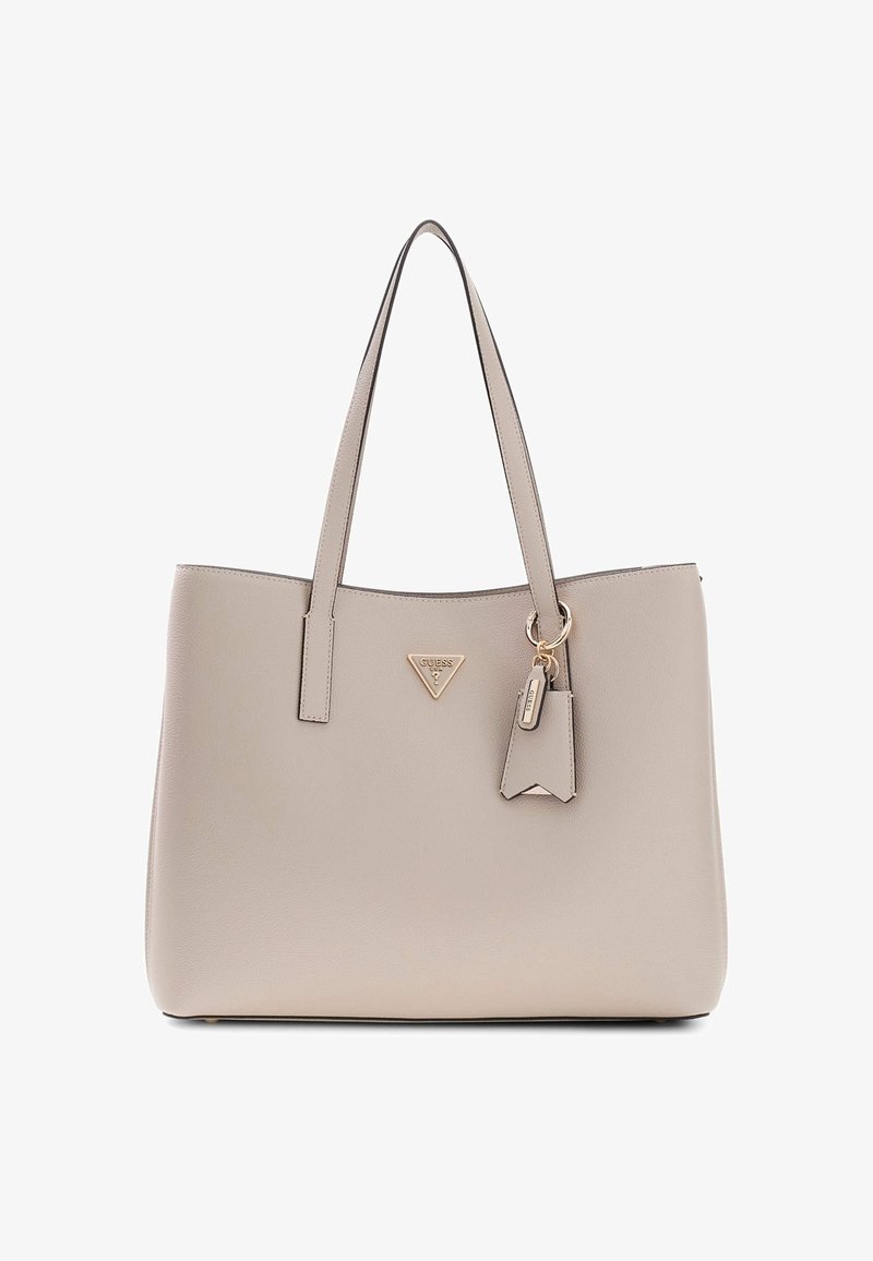 Μπεζ δερμάτινη τσάντα Guess τύπου tote με διπλούς ιμάντες ώμου, τριγωνική πλακέτα με λογότυπο και κρεμαστό ταμπελάκι μπροστά.