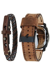 Bruin lederen horloge met een structuurstrap en metalen sluiting, gecombineerd met een gevlochten donkerbruin lederen armband met een drukknoopsluiting.