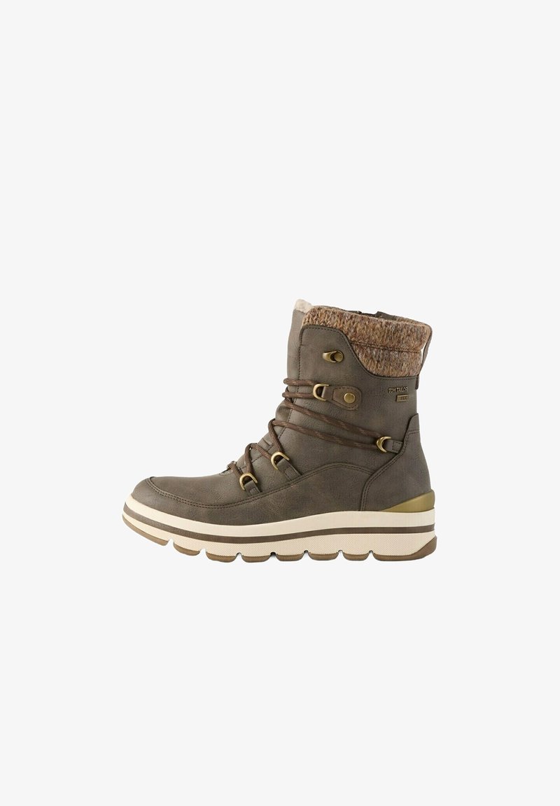 Botte d'hiver marron à lacets avec col en maille matelassée, semelle épaisse blanche et marron, et fermeture éclair latérale.