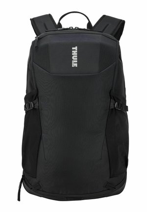 Sac à dos noir Thule avec bretelles rembourrées, sangles de compression latérales et poignée de transport supérieure, présenté de face.