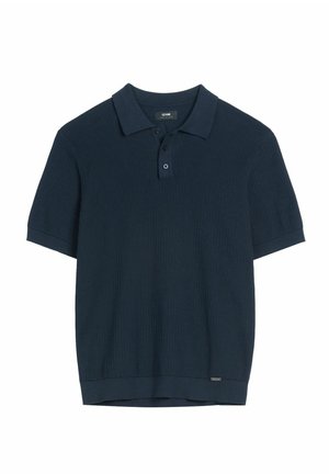 Granatowy, prążkowany polo z krótkim rękawem, trzema guzikami i małą metalową metką przy dolnym brzegu.