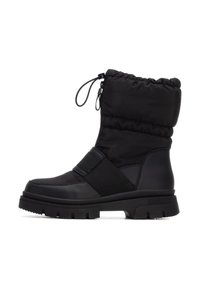 Botas de invierno negras con un parte superior acolchada, que presentan un borde ajustado, detalle de cinta elástica, parte inferior de cuero suave y una suela de goma texturizada.