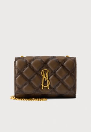 Sac à bandoulière en cuir matelassé marron, avec une chaîne dorée et un grand fermoir doré à monogramme.