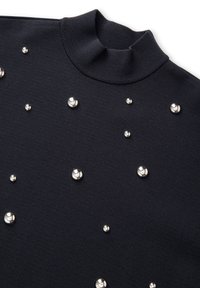 Maglione nero con collo alto, caratterizzato da borchie metalliche di varie dimensioni sparse sul tessuto, realizzato in un materiale a maglia morbida.