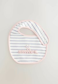 Bavoir en coton avec des rayures bleues et blanches, bord rose, de forme courbée, et brodé de "sourires" en rose. Fermé par des boutons-pression.
