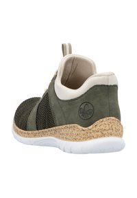 Baskets vertes avec une tige en daim et en maille, bout rond, semelle en caoutchouc blanche et accents en liège. Dispose d'une boucle textile pour un enfilage facile.