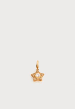 Goldener sternförmiger Anhänger mit einem klaren zentralen Edelstein und kleinen strukturierten Details, befestigt an einem kleinen goldenen Ring.