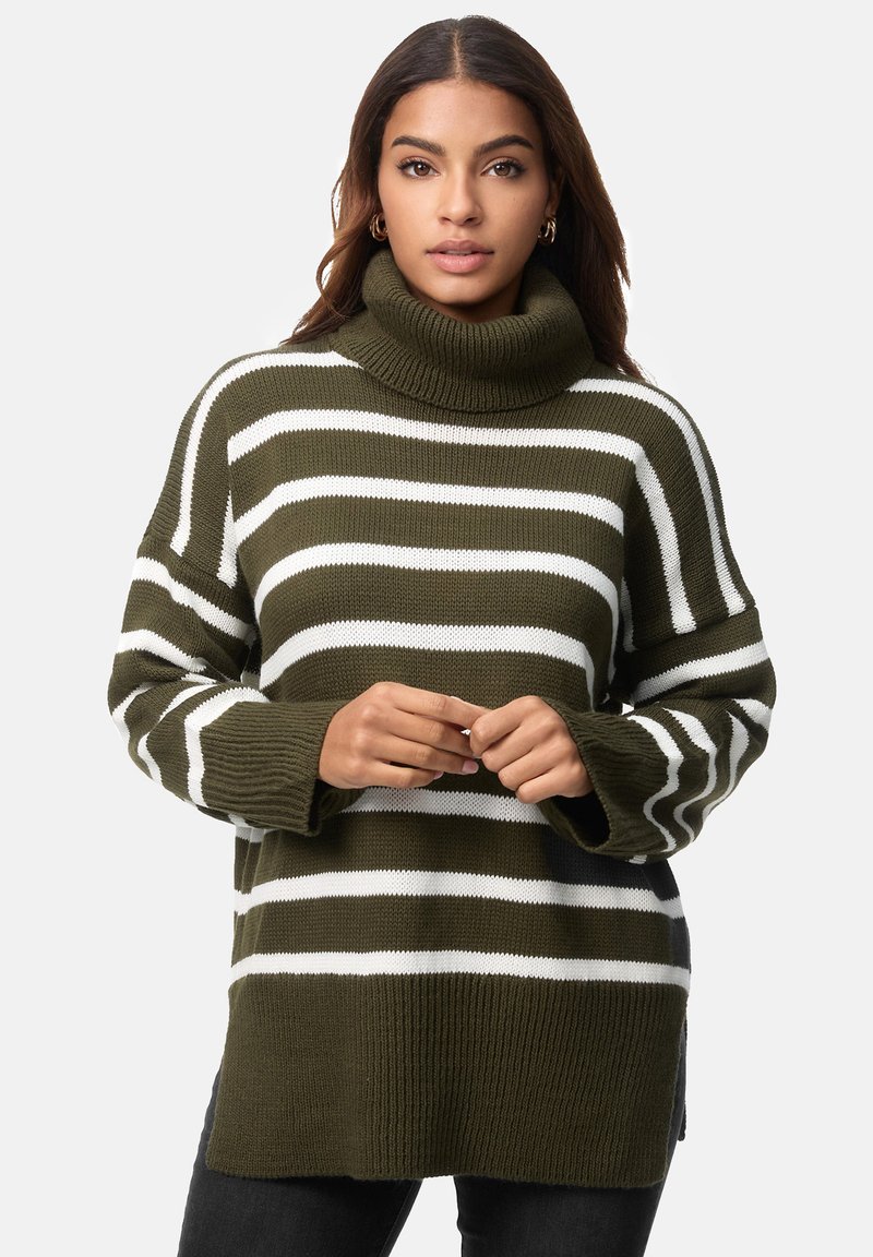 Olivgrüner und weiß gestreifter Pullover mit hohem Rollkragen, gerippter Textur und seitlichen Schlitzen. Lockere Passform mit langen Ärmeln und entspanntem Schnitt.