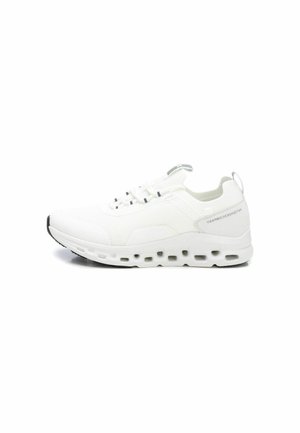 Zapatilla deportiva blanca con una parte superior de punto texturizado, punta redondeada y una suela gruesa con orificios de aire para ventilación. Diseño ligero.