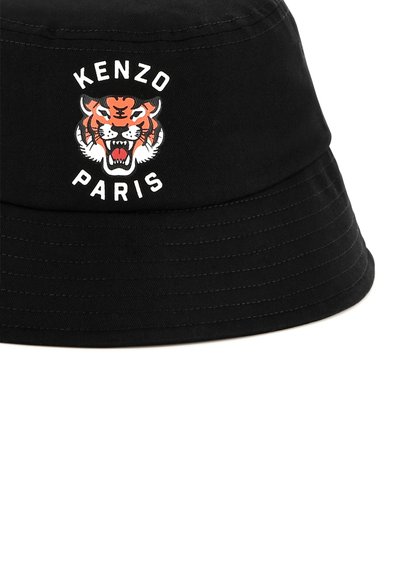 Zwarte bucket hat van katoen, met een gedurfde oranje en witte tijgerlogo en daaronder de tekst "KENZO" en "PARIS".